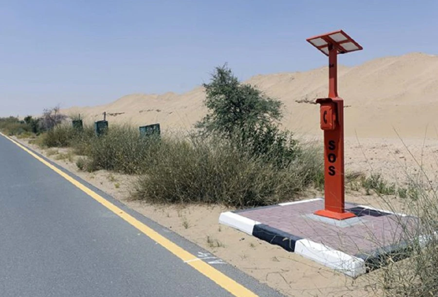 SOS: tienes un teléfono con energía solar en el lado del camino